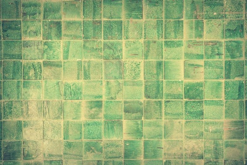 Choisir le bon adhésif pour un carrelage mural dans une salle de bain en 2026