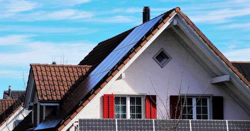 Comment poser une fenêtre de toit : étapes et précautions à suivre